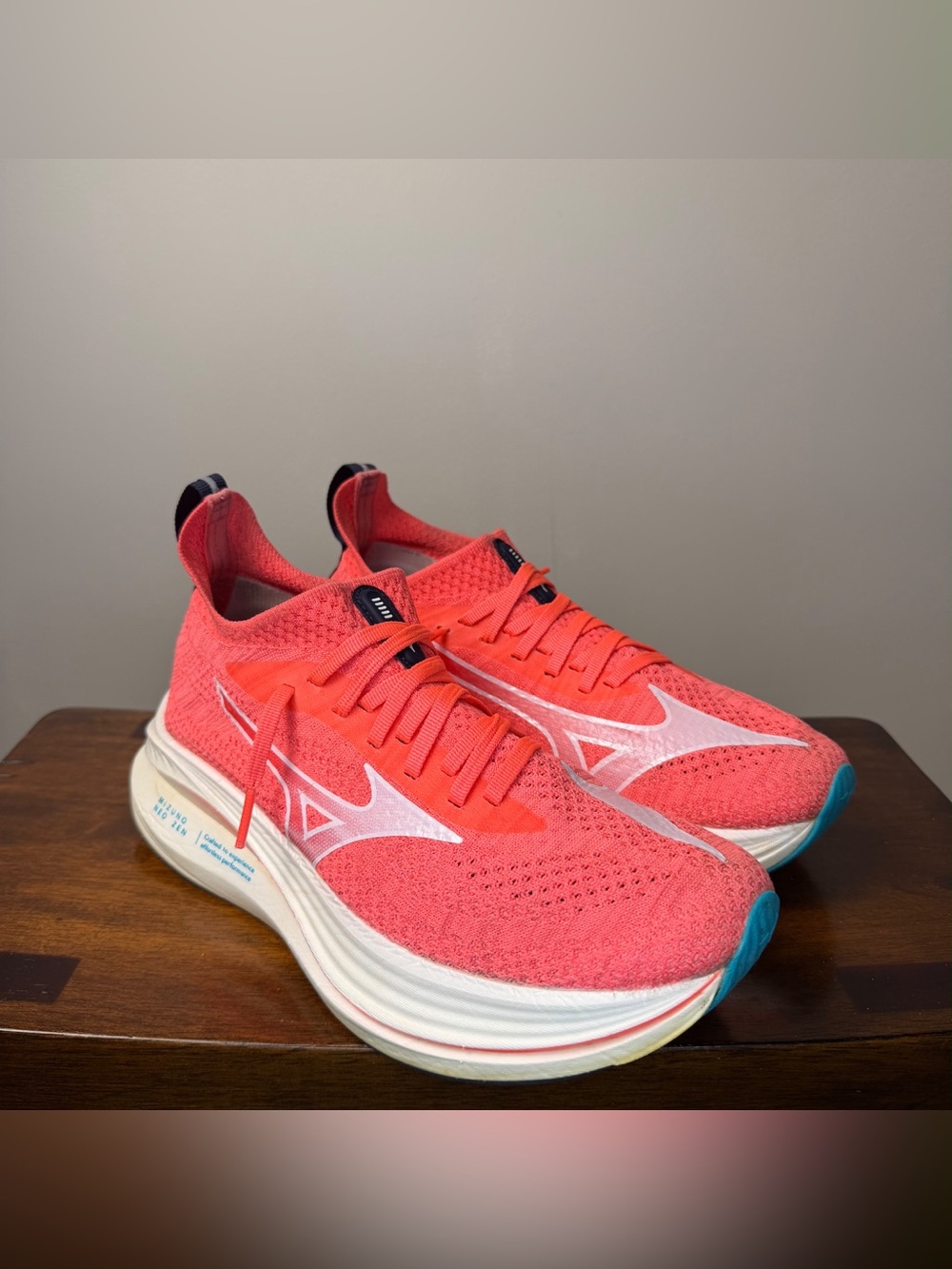 Mizuno Neo Zen Women’s 8.5 B Striking Coral White Running Shoes Excellent